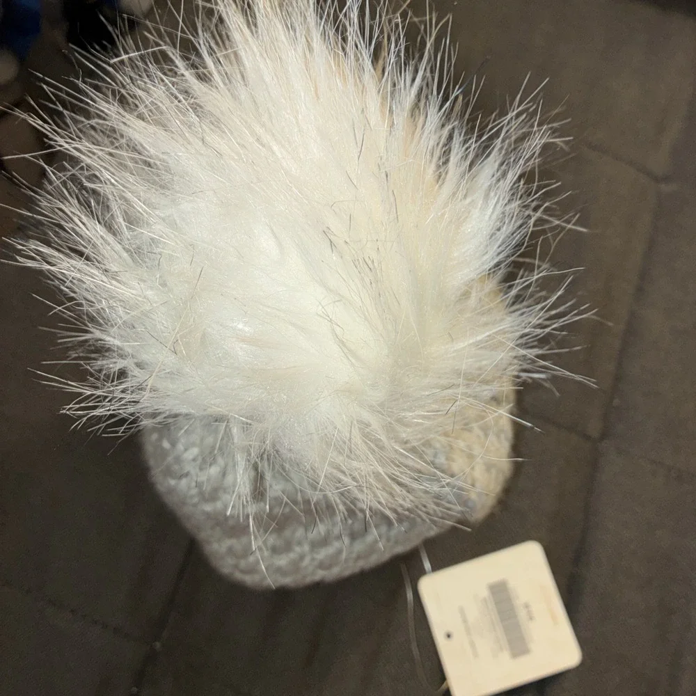 Fabletics Chunky Knit Pom Beanie Hat Gray White Faux Fur NEW WITH TAG Winter